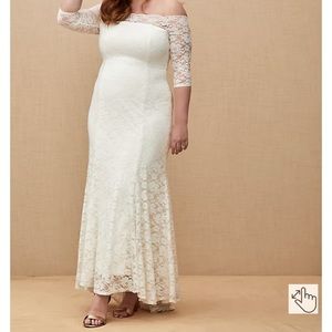 Off shoulder Lace cream wedding dress BNWT. Torrid.